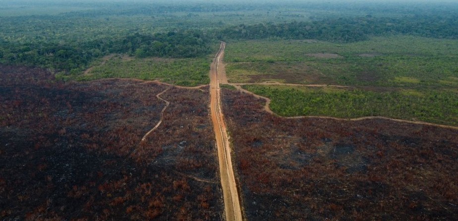 Vista aérea de uma área desmatada da floresta amazônica no entorno da rodovia BR-319 na cidade de Humaitá, estado do Amazonas.