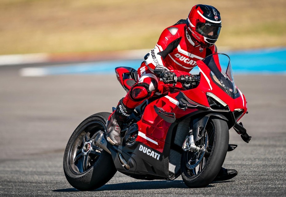 Ducati Especial E Com 234 Cv Chega Ao Brasil Pelo Preco De Dois Ford Mustang E Mais Um Kwid Auto Esporte Noticias