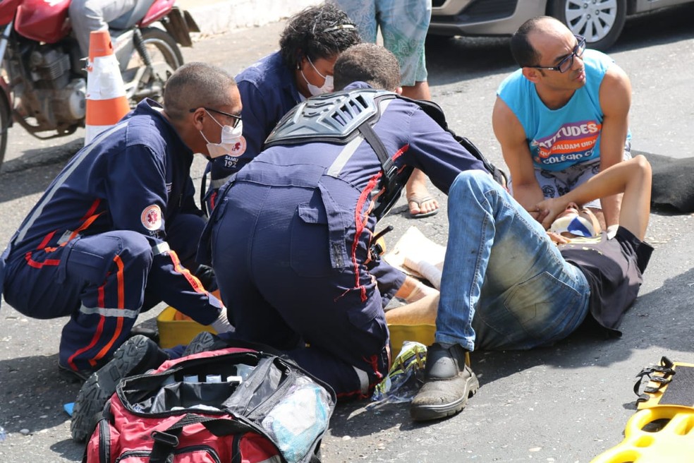Profissionais do SAMU prestam socorro a motociclista acidentado  — Foto: Lucas Barbosa/G1