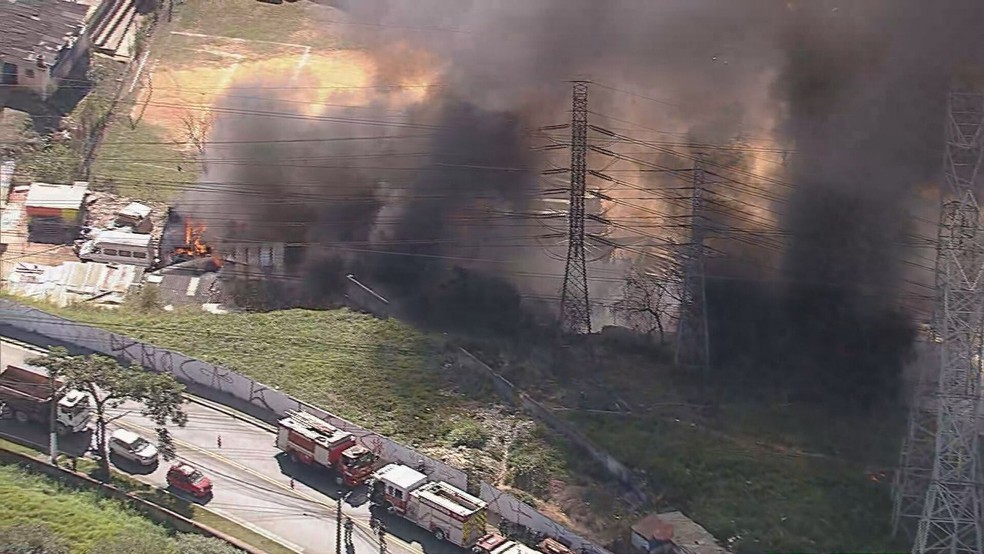 Incêndio atinge comunidade na Zona Norte de SP — Foto: Reprodução/TV Globo