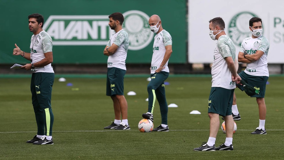 Abel Ferreira, técnico do Palmeiras, e sua comissão técnica — Foto: Cesar Greco / Ag. Palmeiras