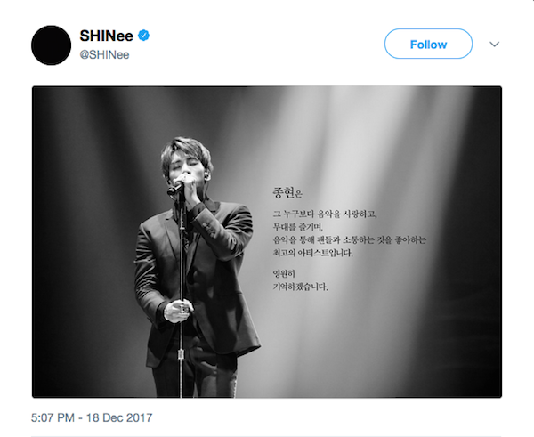 A homenagem feita pelos colegas de banda de Kim Jong-hyun (Foto: Twitter)