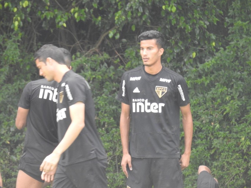 Walce, do São Paulo, é convocado para participar dos treinos com a seleção brasileira principal — Foto: Marcelo Hazan