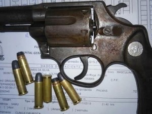 Arma foi apreendida com seis munições  (Foto: Divulgação/PM TO)