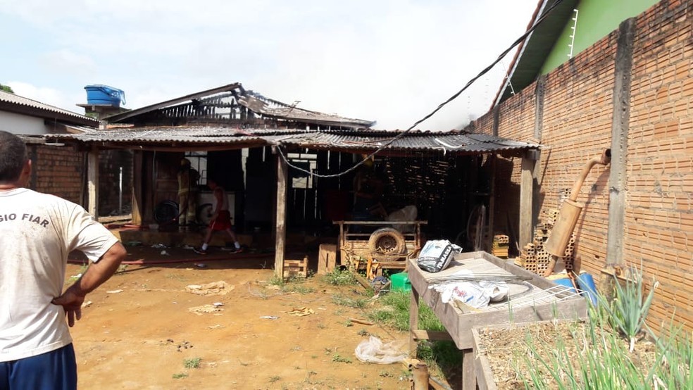 Mulher sai de casa e quando retorna a encontra em chamas em Ariquemes &mdash; Foto: Rinaldo Moreira/G1
