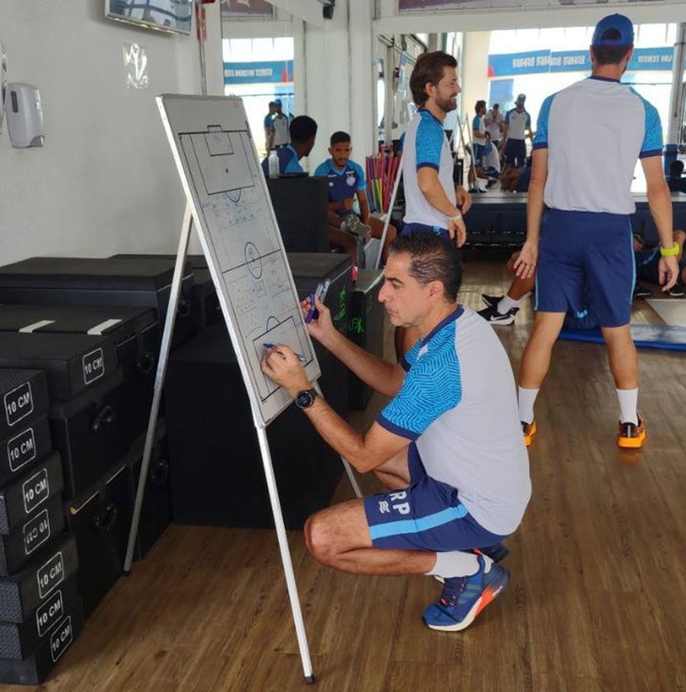 Renato Paiva desenha em quadro tático na Cidade Tricolor — Foto: EC Bahia / Twitter