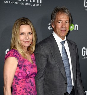 Em 1993, Michelle Pfeiffer foi em um encontro às cegas com o escritor de televisão David E. Kelley, nesse mesmo ano eles se casaram. Juntos desde então, têm dois filhos, Claudia e John.