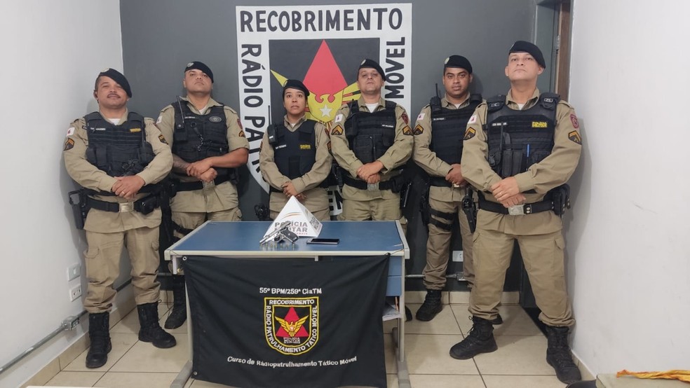 PM apreendeu uma pistola calibre 380 — Foto: Polícia Militar/Divulgação