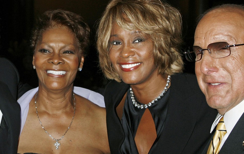 Executivo da música Clive Davis posa ao lado das cantoras e primas Dionne Warwick e Whitney Houston, em 2006 — Foto: Fred Prouser/Arquivos/Reuters