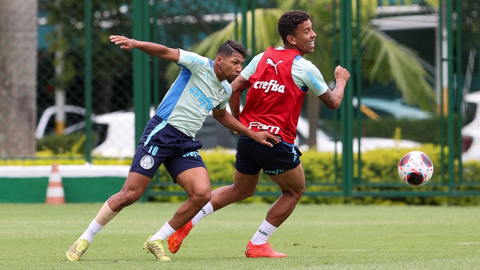Rony e Marcos Rocha em treino do Palmeiras na Academia de Futebol — Foto: Cesar Greco/Palmeiras
