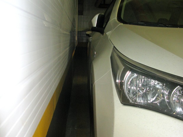 Ao estacionar perto de paredes, dobre o retrovisor (Foto: André Paixão/G1)