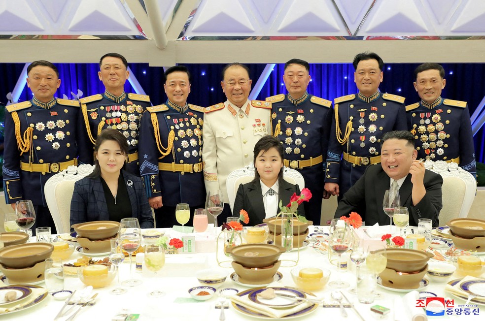 O ditador norte-coreano Kim Jong-Un, sua esposa Ri Sol Ju e sua filha Kim Ju-Ae participam de um banquete com oficiais do exército em Pyongyang, na Coreia do Norte, em 7 de fevereiro de 2023 — Foto: KCNA via Reuters