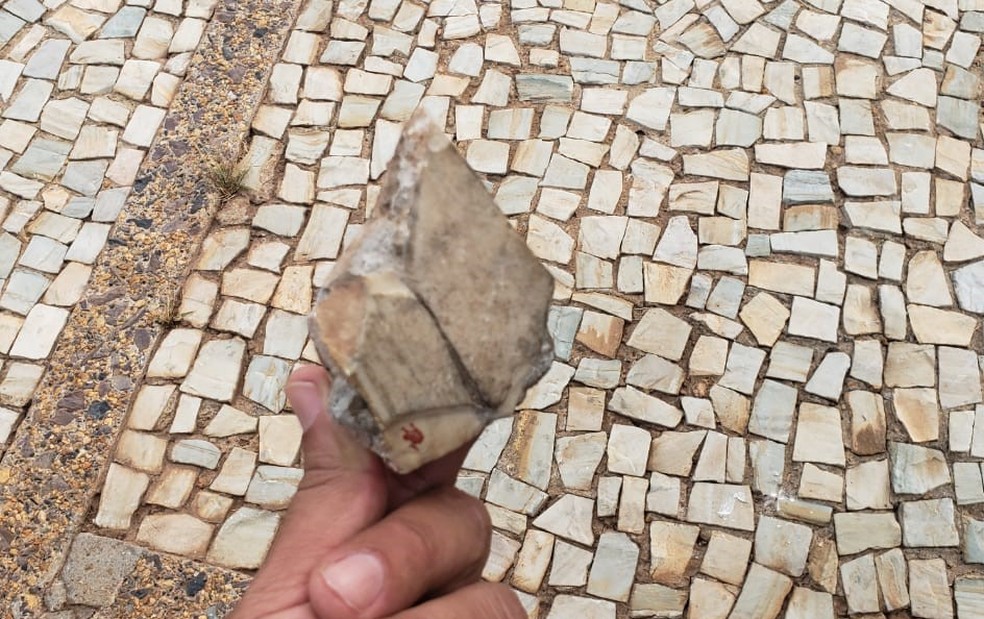 Pedra que, segundo militares, foi atirada contra PM durante manifestação em frente ao STF nesta quarta-feira (25) — Foto: PMDF/ Divulgação