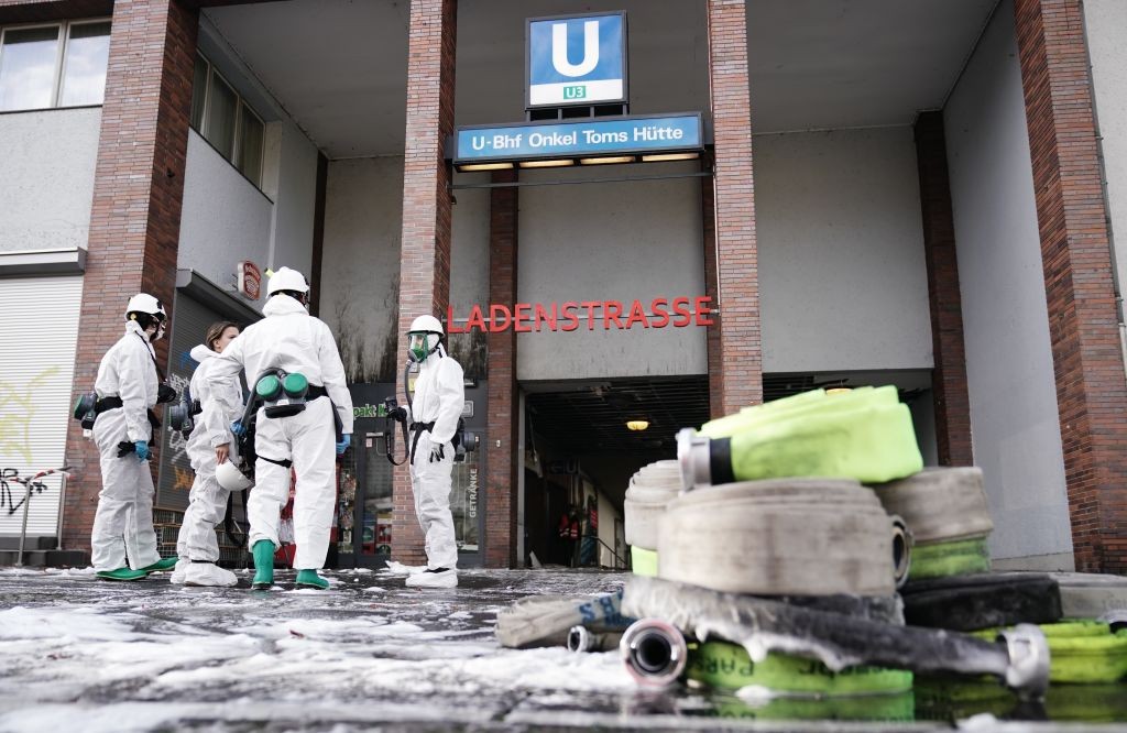 16 November 2020, Berlin: Police investigators are standing in front of the Uncle Tom's hut in Zehlendorf after a major fire in the station. The fire first broke out in a shop at the subway station and then spread to the roof of the station. Photo: Michae (Foto: dpa/picture alliance via Getty I)