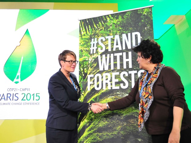 Ministras de Meio Ambiente do Brasil, Izabella Teixeira, e da Noruega, Tine Sundtoft, assinaram termo para a prorrogação do Fundo Amazônia (Foto: Divulgação/ Paulo Araújo)