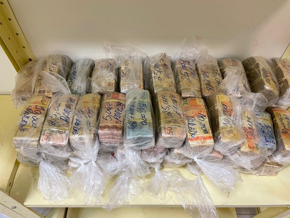 Operação apreende mais de R$ 1 milhão em dinheiro dentro de estepe de caminhonete — Foto: Polícia Federal