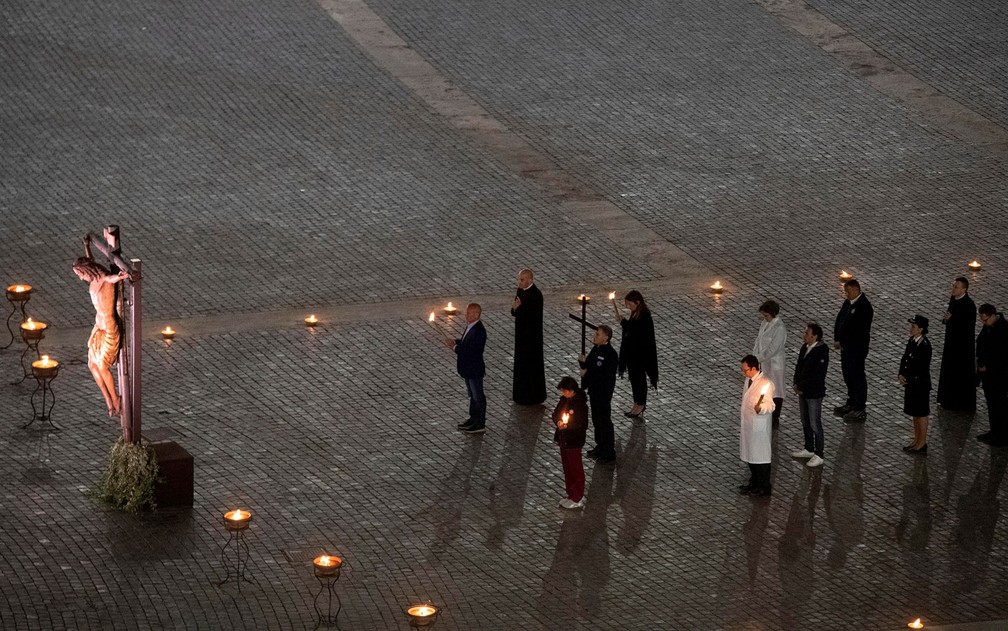 Médicos e enfermeiros do Vaticano acompanham procissão de Via Crucis durante a celebração da Sexta-Feira Santa em frente a basílica de São Pedro, no Vaticano, em 10 de abril — Foto:  Claudio Peri/Pool via Reuters 