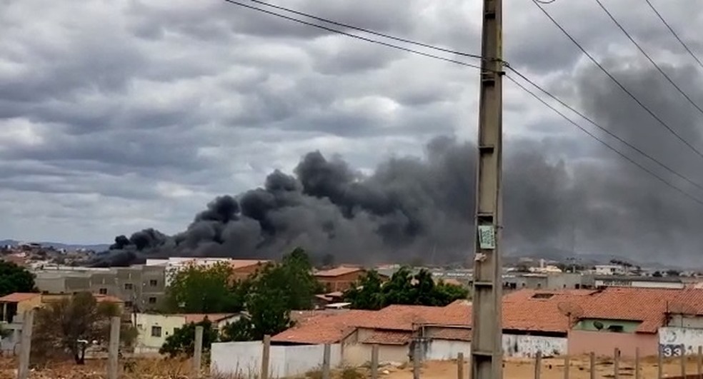 Incêndio de grandes proporções atinge área próximo à sede da prefeitura de Canindé, no Ceará. — Foto: Arquivo pessoal