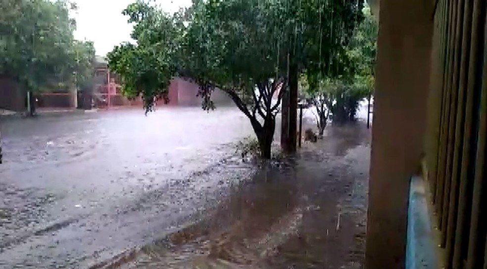 Água cobre a calçada e a Rua José Pedro de Faria, na Vila Pompéia, em Ribeirão Preto, SP — Foto: Reprodução/EPTV