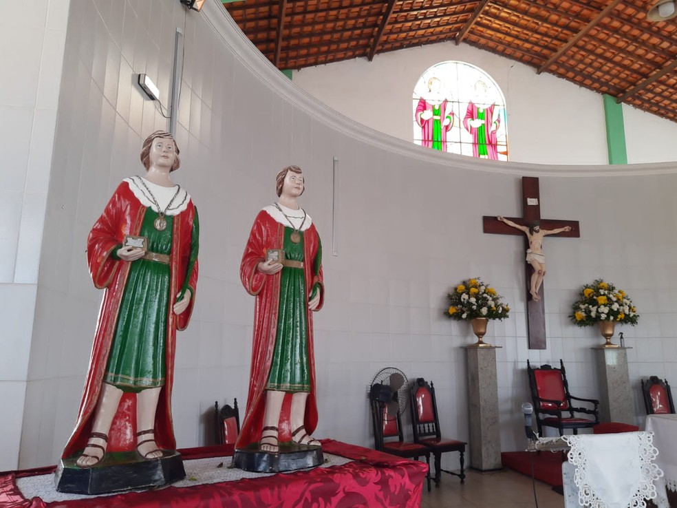 Imagens de Cosme e Damião em paróquia de Aracaju (SE). — Foto: Anderson Barbosa - TV Sergipe