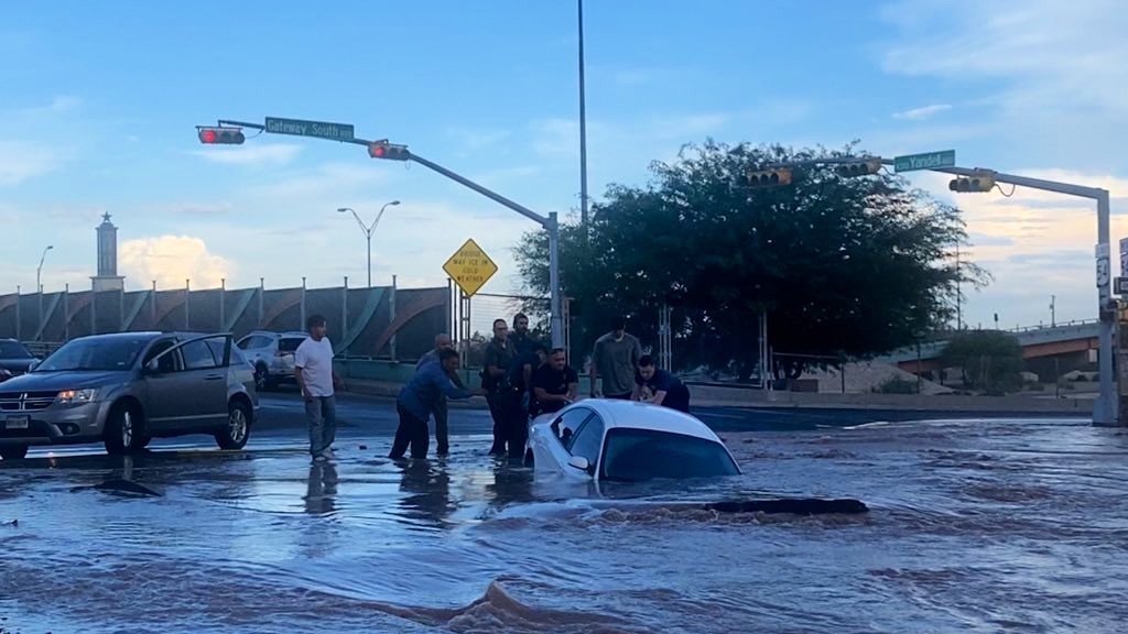 VÍDEO: Mulher é resgatada após carro ser engolido por buraco nos EUA