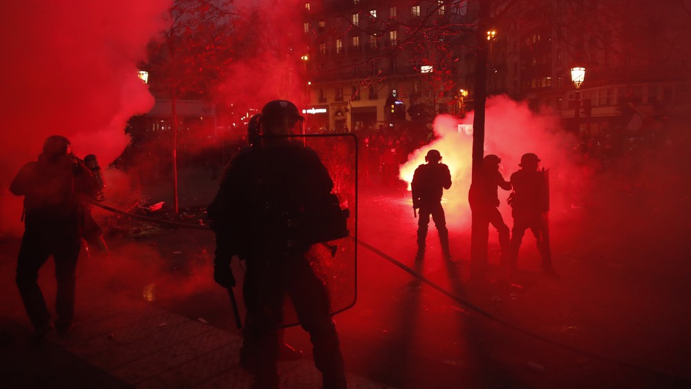 Polícia age durante protestos desta quinta (5) em Paris, na França, contra a reforma da Previdência proposta pelo governo.