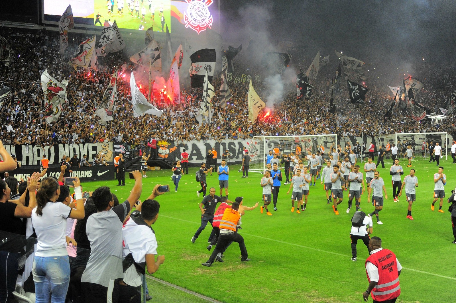 Jogadores nos braços da Fiel e invasão: há dois anos, Arena Corinthians vivia noite especial
