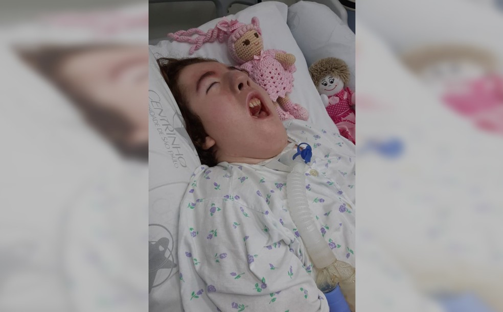 Raphaela em foto pouco tempo antes de morrer, com o respirador mecânico que usou por 20 anos, desde que nasceu — Foto: Arquivo pessoal