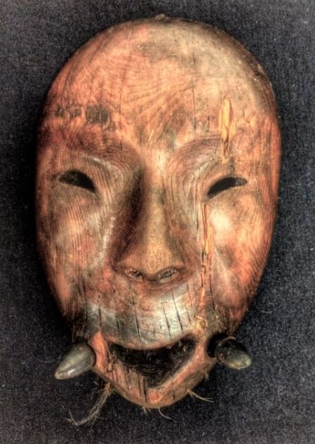 Máscara de madeira metade humana e metade morsa é encontrada por arqueólogos em Agaligmiut  (Foto: University of Aberdeen)