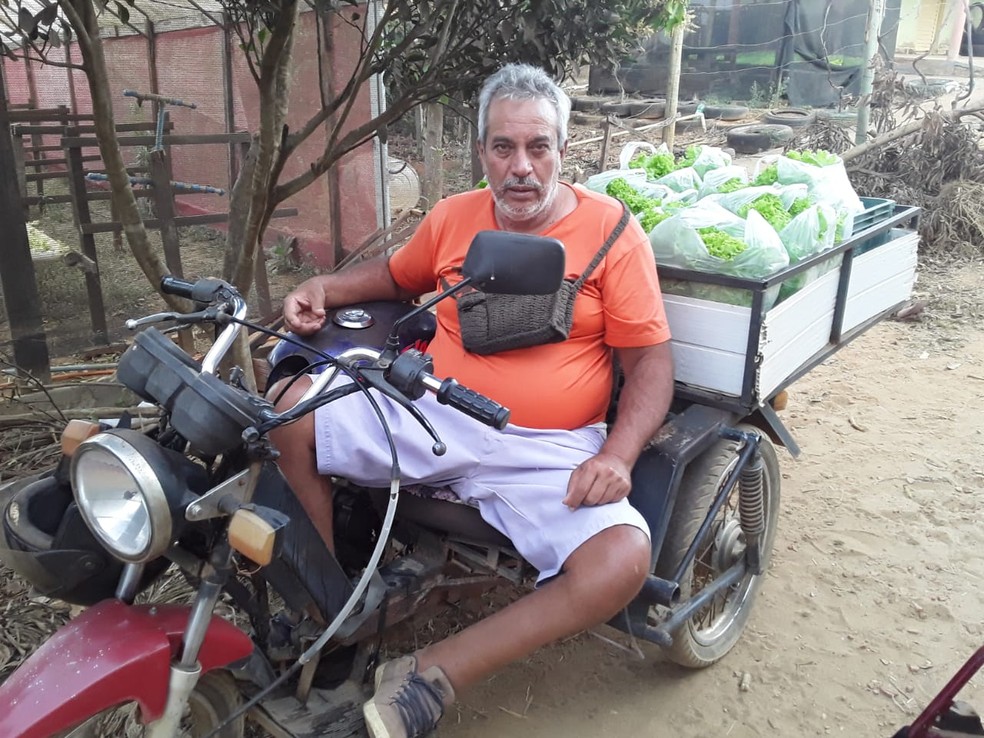 Paulo montou um triciclo adaptado para conseguir trabalhar e o usa para vender as alfaces — Foto: Arquivo Pessoal