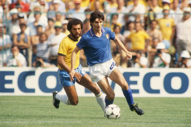 Júnior persegue Paolo Rossi (Foto: Getty Images)