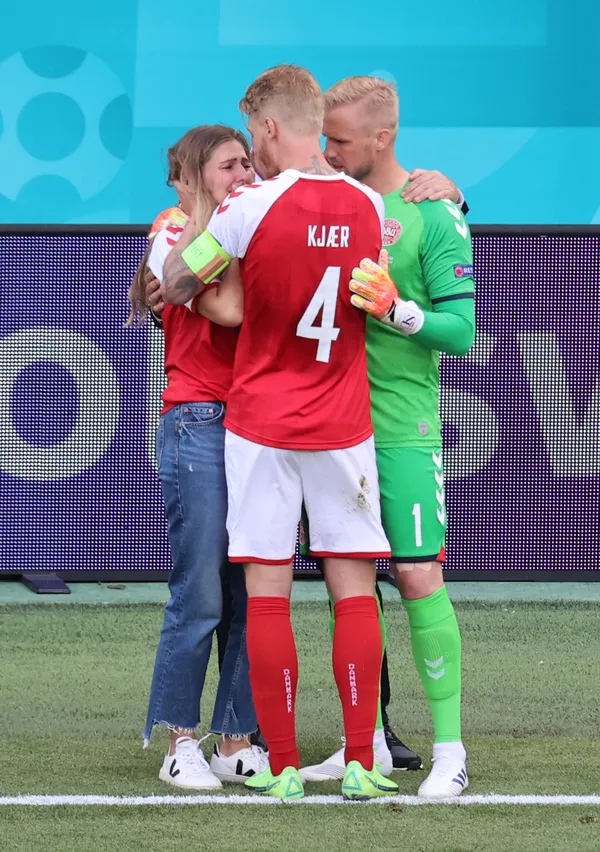 Esposa de Eriksen é acalmada por jogadores dinamarqueses — Foto: REUTERS/Wolfgang Rattay