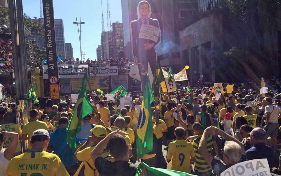 Manifestantes fazem protesto em apoio ao ministro Sérgio Moro na Avenida Paulista — Foto: Marina Pinhoni/G1