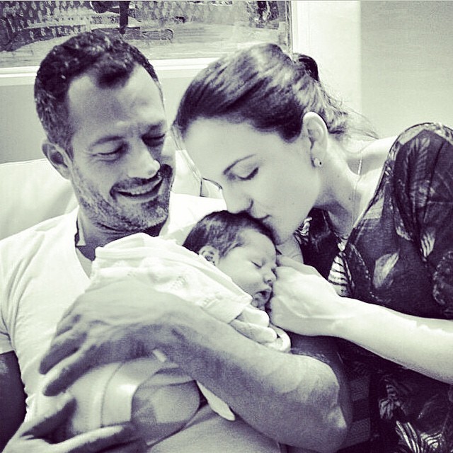 Kyra ao lado de Malvino e a pequena Ayra, em foto logo após a filha nascer, há 8 meses (Foto: Reprodução / Instagram)