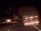 Flagrante mostra caminhão com carga torta na BR-040, na Grande BH