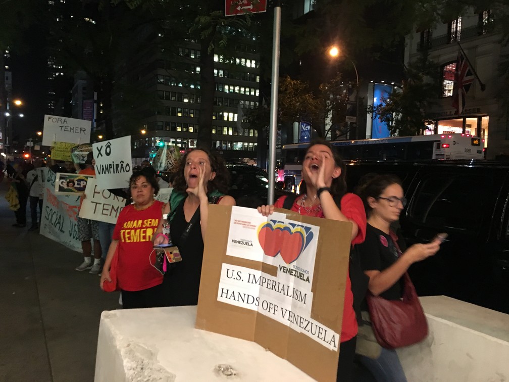 Um pequeno grupo protestava diante do hotel onde Temer está hospedado em Nova York (Foto: Felippe Coaglio/TV Globo)