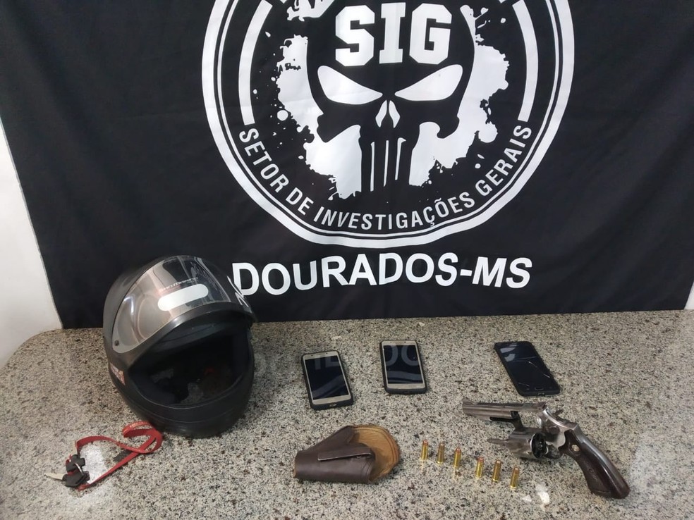 Capacete, armas e celulares dos adolescentes apreendidos â Foto: PolÃ­cia Civil/DivulgaÃ§Ã£o