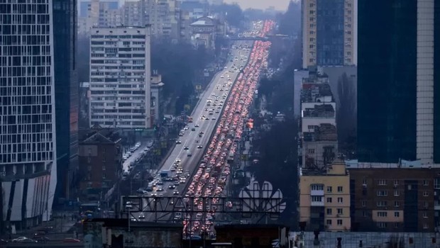 As estradas para sair da capital ficaram congestionadas (Foto: Getty Images via BBC)