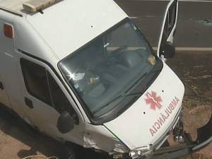 Ambulância também se envolveu em acidente (Foto: Reprodução/TV TEM) Ambulância também se envolveu em acidente (Foto: Reprodução/TV TEM)