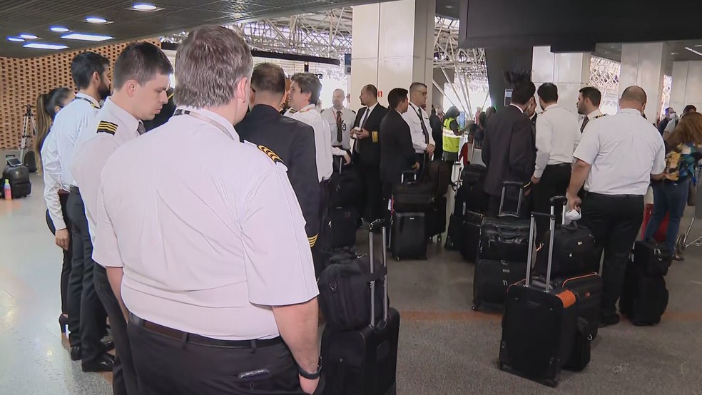 Aeronautas em greve se reuniram na porta do embarque do Aeroporto de Brasília em 19 de dezembro  — Foto: TV Globo/Reprodução
