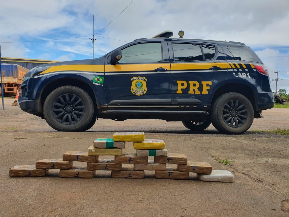 Droga estava em compartimento secreto de Saveiro — Foto: PRF/Reprodução