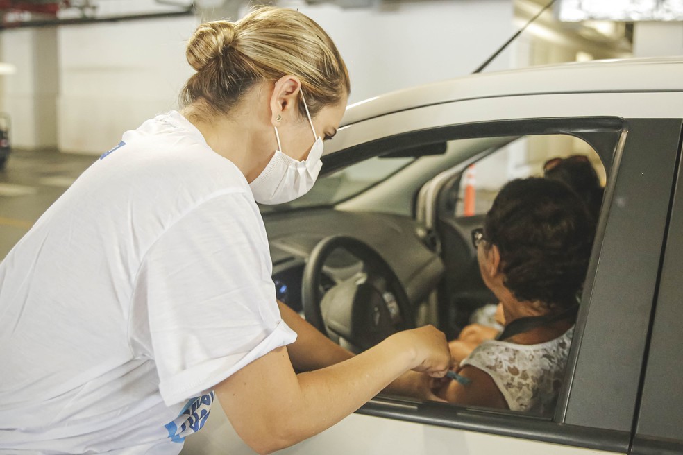 Recife tem dois 'drive thru' dedicados à campanha de vacinação contra a gripe — Foto: Andrea Rego Barros/Prefeitura do Recife