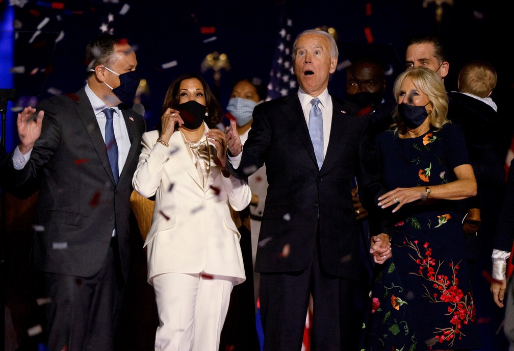 7 de novembro - O candidato democrata à Presidência dos EUA, Joe Biden, e sua vice, Kamala Harris, acompanhados por seus cônjuges, reagem à explosão de papel picado no anúncio confirmando a vitória na eleição sobre Donald Trump durante evento em Wilmington, Delaware — Foto: Jim Bourg/Reuters