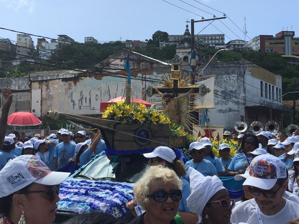 Imagem de Senhor do Bonfim foi levada em uma réplica de caravela, em cima de um carro — Foto: Phael Fernandes/ G1