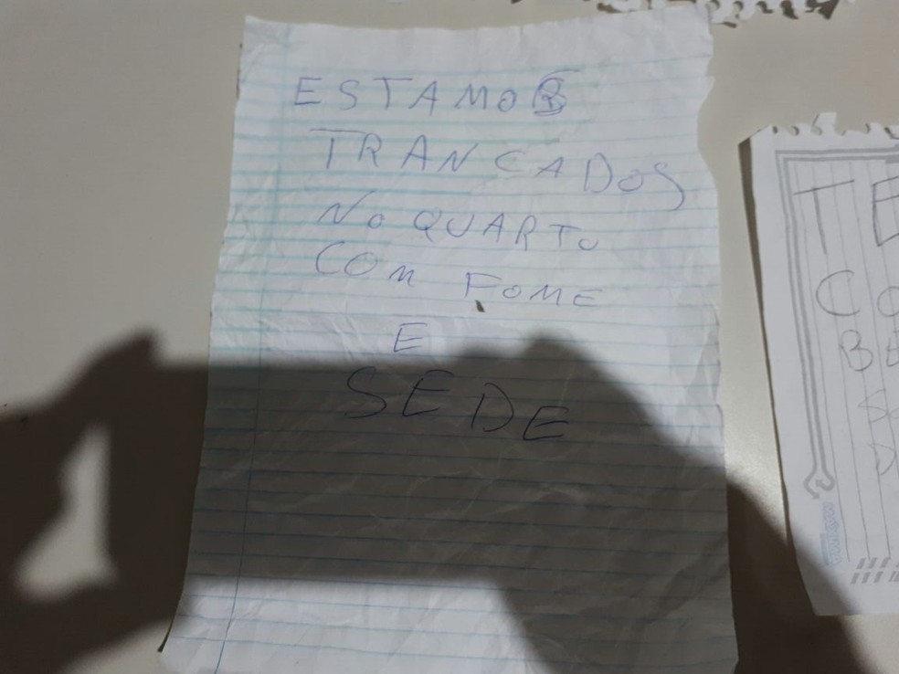 Crianças escreviam bilhetes e jogavam na rua ‘estamos trancados com fome e sede’ (Foto: Polícia Civil de MT/Assessoria)