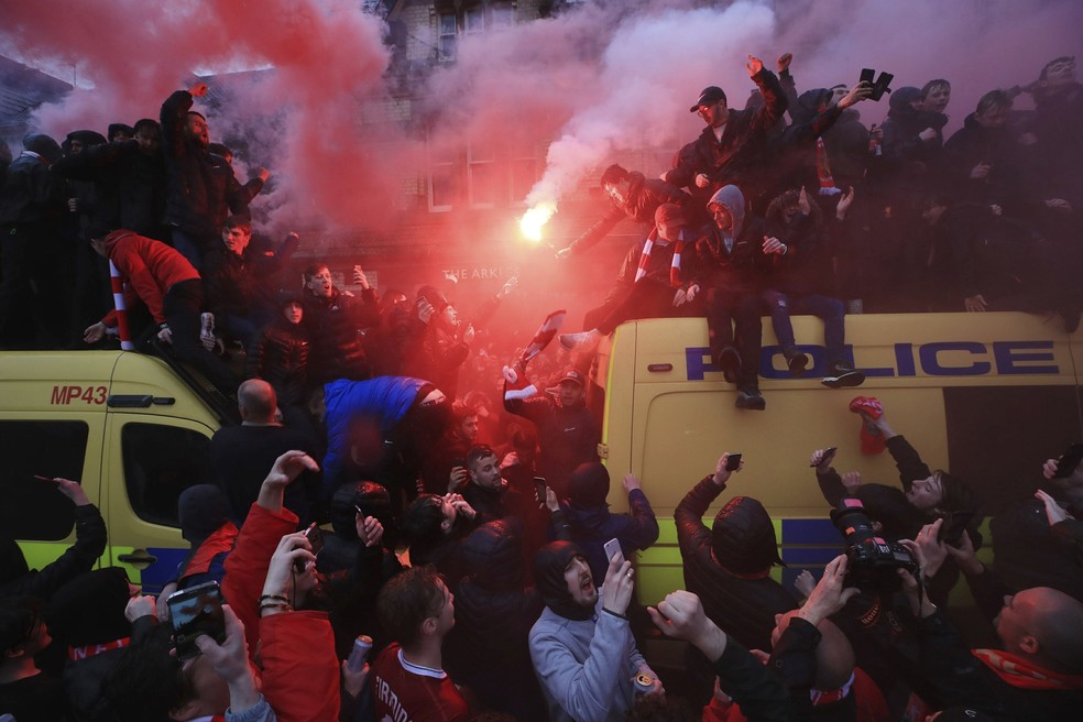 Imagens mostram torcida do Liverpool do lado de fora do estÃ¡dio antes do jogo (Foto: Peter Byrne / AP)