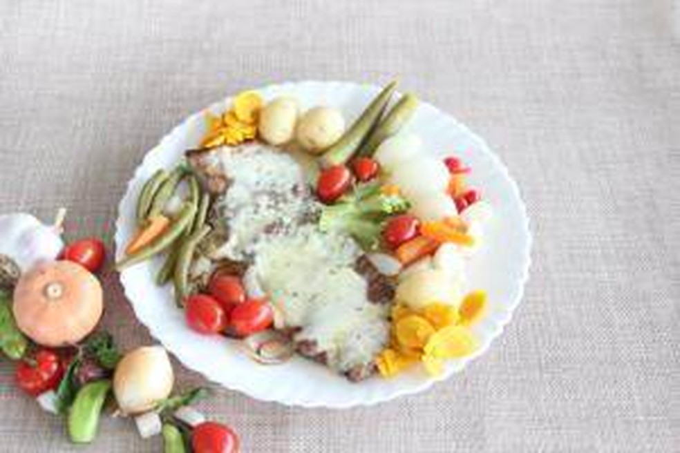 Carne de sol com muçarela gratinada, acompanhada de polpa de pequi e picles — Foto: Comida Di Buteco/ Divulgação