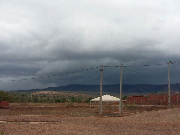 Tempo fechado no Crato, na Região do Cariri, nesta sexta-feira (16) (Foto: Biana Alencar/TV Verdes Mares)