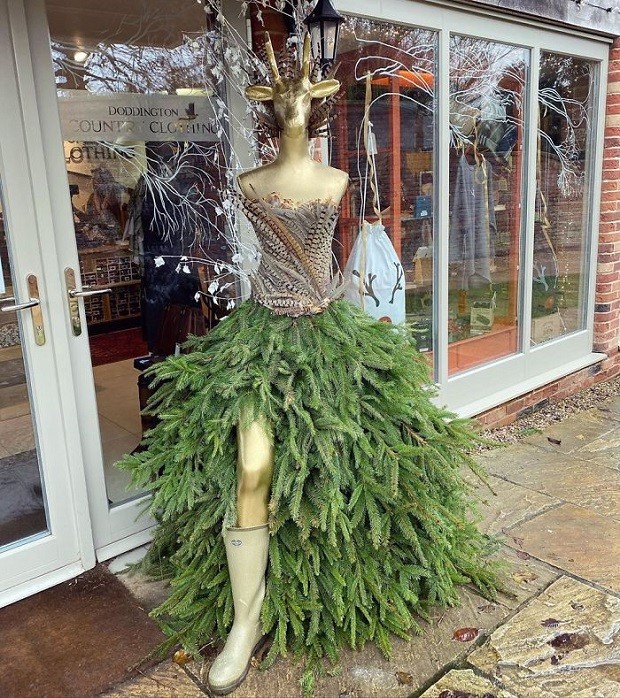 Árvore de Natal de roupas (Foto: Reprodução/Instagram)