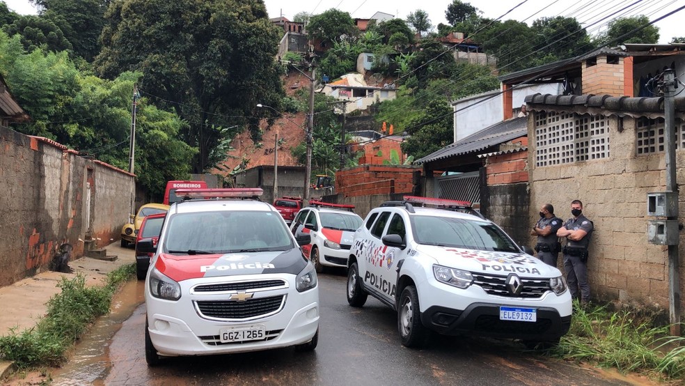Casa foi atingida por desmoronamento de terra em Várzea Paulista — Foto: Fábio Linhares/TV TEM